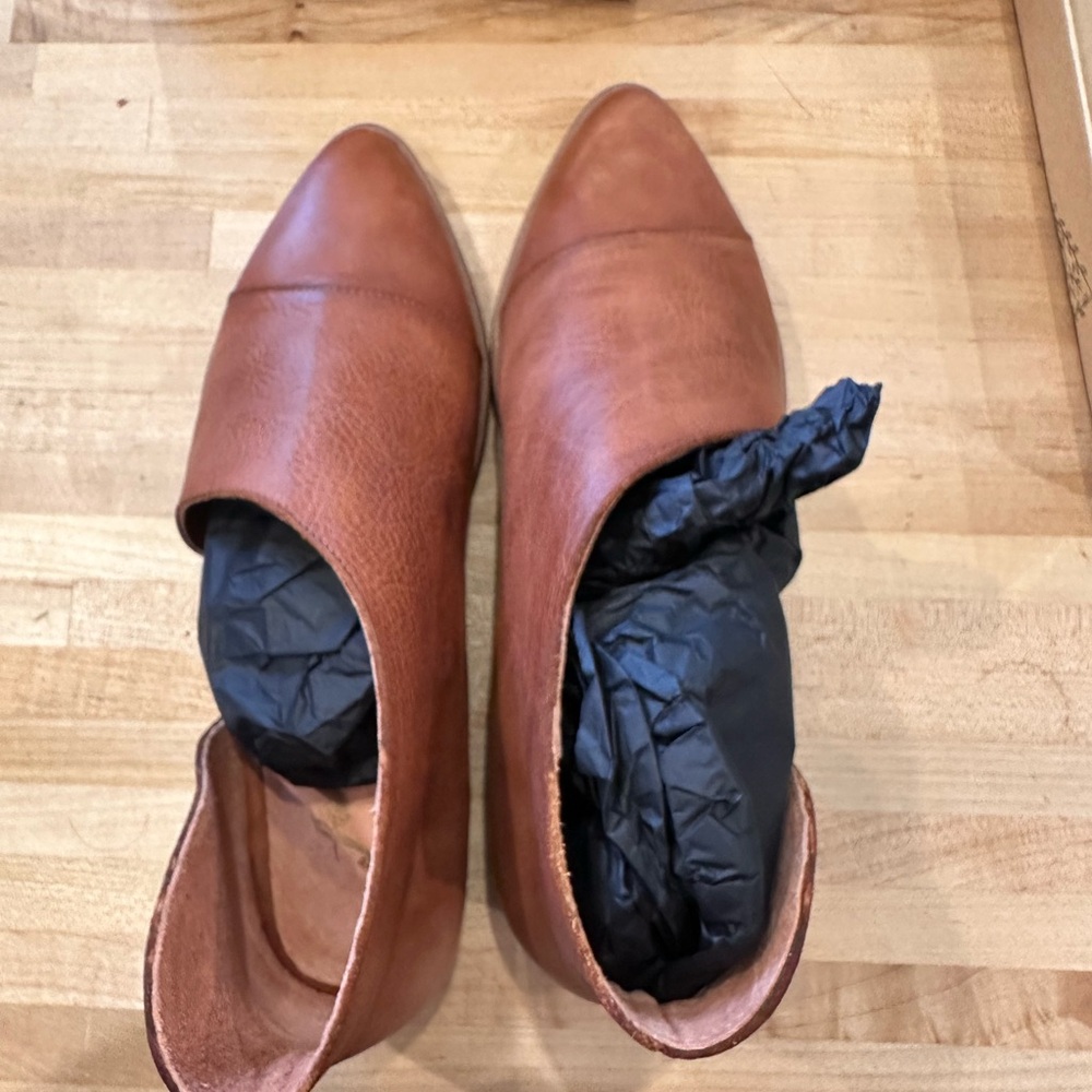 Never worn Free people Flat Royale Taupe shoes size 37. Mint condition.